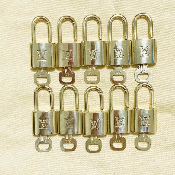LOUIS VUITTON LV 10 SET PADLOCK KEY BAG CHARM CADENA GOLD PLATED FRANCE 39PDA129 - Picture 1 of 4